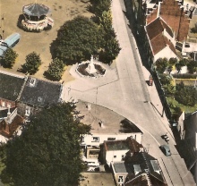 Kapel is met witte gevel rechts onderaan de luchtfoto van Rogiers Guido