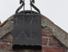 Plaat met het oprichtingsjaartal 1870 en de initialen AB van de bouwer, foto Gevaert Louis, 2021