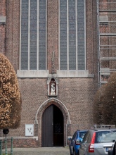 Hoofdingang Begijnhofkerk met begijnenkoppen in de boogsteunen, foto Vanderstraeten Frederik, 2021