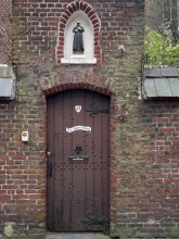 Kapel Joannes Berchmans boven poort nr. 49, foto Vanderstraeten Frederik, 2021