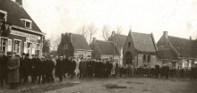 11 november-tocht met de kapel in de achtergrond, foto Van Der Sijpt Jacqueline, 1946