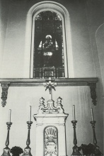 Glasraam boven het altaar in de kapel van het Hospice, foto verzameling Louis Gevaert
