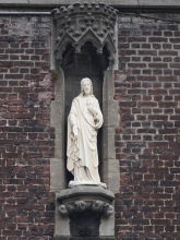 Boven de hoofdingang van de kerk bevindt zich een nis met een Heilig Hartbeeld, foto Vanderstraten Frederik, 2021