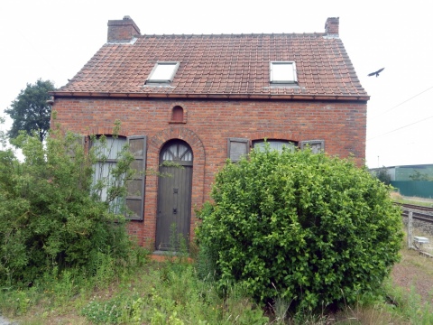 Huis met verlaten kapelletje, foto Gevaert Louis, 2021