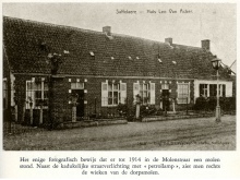 Achter de huizenrij zie je de kap en wieken van de dorpsmolen, foto uit het Jaarboek 10 van de Heemkundige Kring De Oost-Oudburg ...