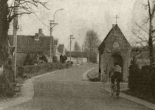 Oude St.-Jozefkapel, hoek Steenvoordestraat en rechts Kruisstraat, foto rol, 1983, archief DSMG