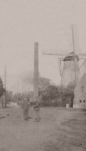 Molen Verschaffel met de schouw van de stoommachine tijdens WO I