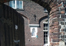 Mariabeeldje met Kind in kapelletje naast de deur, foto Louis Gevaert, 2021